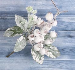 Ветка искусственная Зимняя магия белые ягоды листья иней 20см