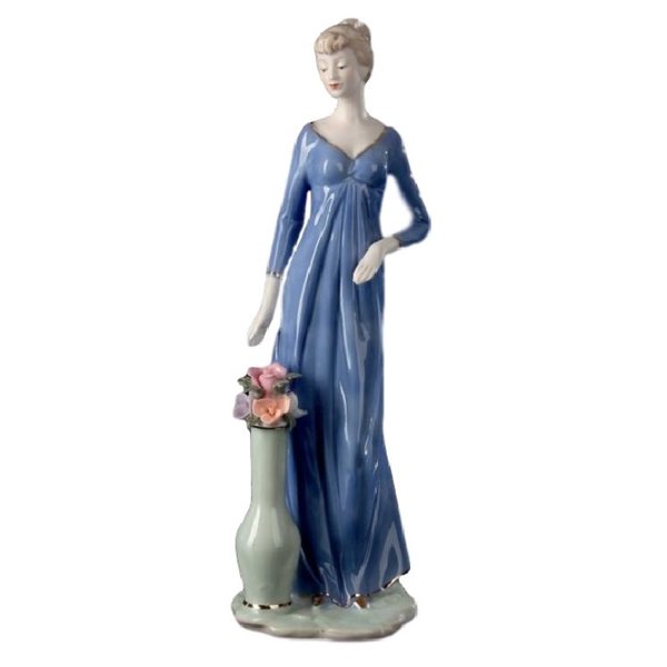 Сувенир Леди в голубом платье у вазы с цветами 31х10х8,5см  керамика