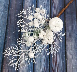 Ветка искусственная Зимнее очарование яблоко ягоды кружево в белом 22см
